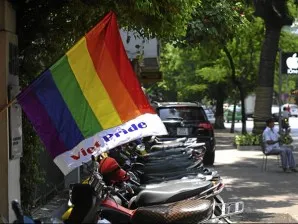 Hình ảnh lá cờ lục sắc có kèm chữ Viet Pride